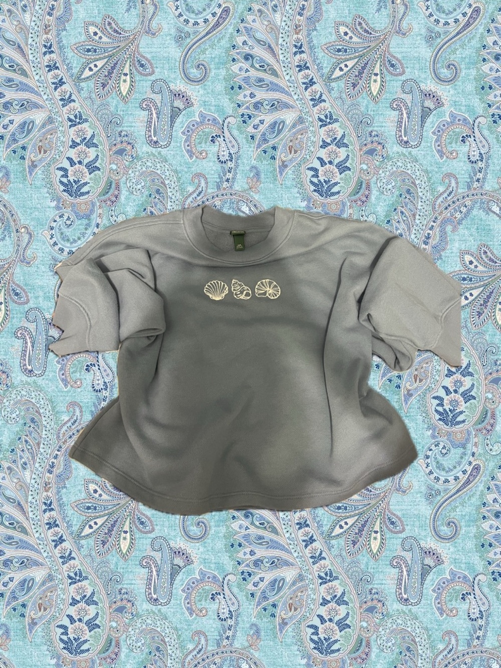 Long sleeve, cropped crewneck w/ shells